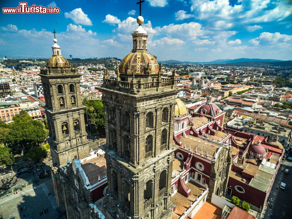 Immagine Le due torri della cattedrale di Puebla, Messico, in una giornata di sole. Sullo sfondo, uno scorcio della città fondata dagli spagnoli nel 1531.