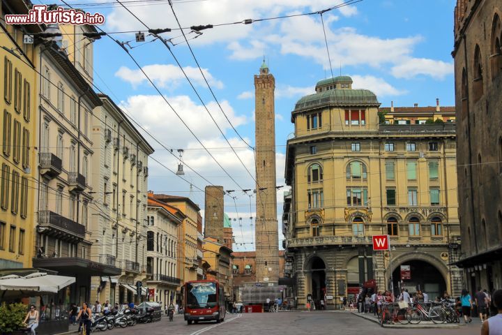 Immagine Via Rizzoli e le due Torri di Bologna, la Garisenda e la più alta Torre degli Asinelli. Questo suggestivo tratto del decumanus maximus romano collega il cuore della città, Piazza Maggiore, con le Due Torri - © Nick_Nick / Shutterstock.com