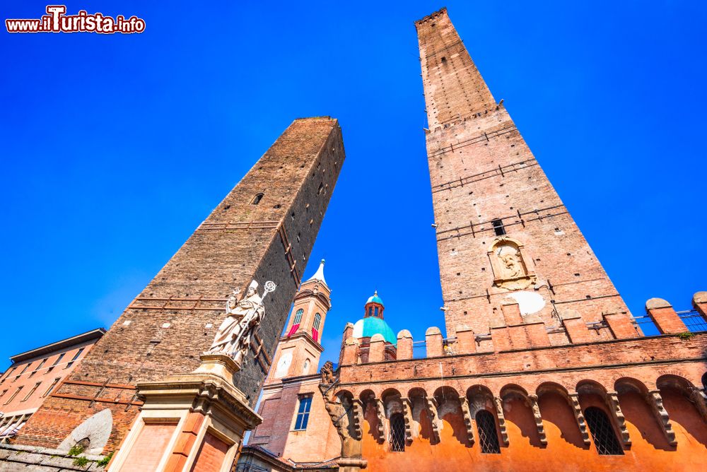Immagine Le Due Torri di Bologna, Emilia-Romagna. Simbolo di epoca medievale, l'Asinelli e la Garisenda sono collocate nel punto d'ingresso in città dell'antica via Emilia.