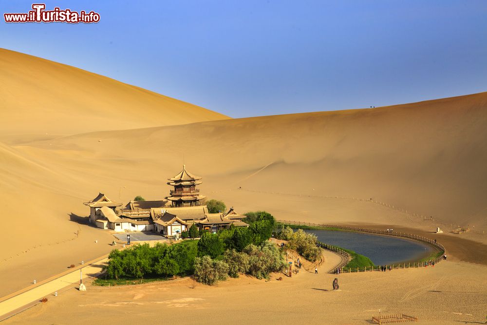 Immagine Le dune di sabbia di Dunhuang e l'oasi del Crescent Lake