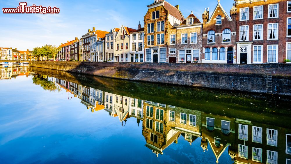 Immagine Le eleganti case di Middelburg affacciate su un canale con la luce del tramonto.