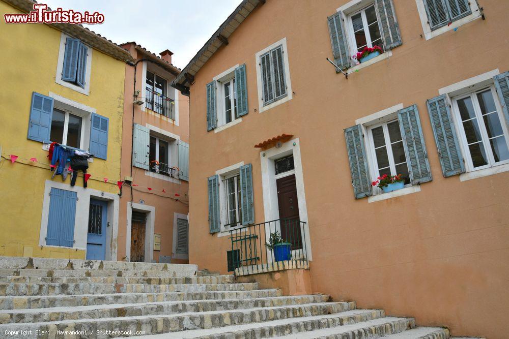 Immagine Le facciate colorate delle case con persiane in legno nel centro di Aubagne, Francia  - © Eleni Mavrandoni / Shutterstock.com