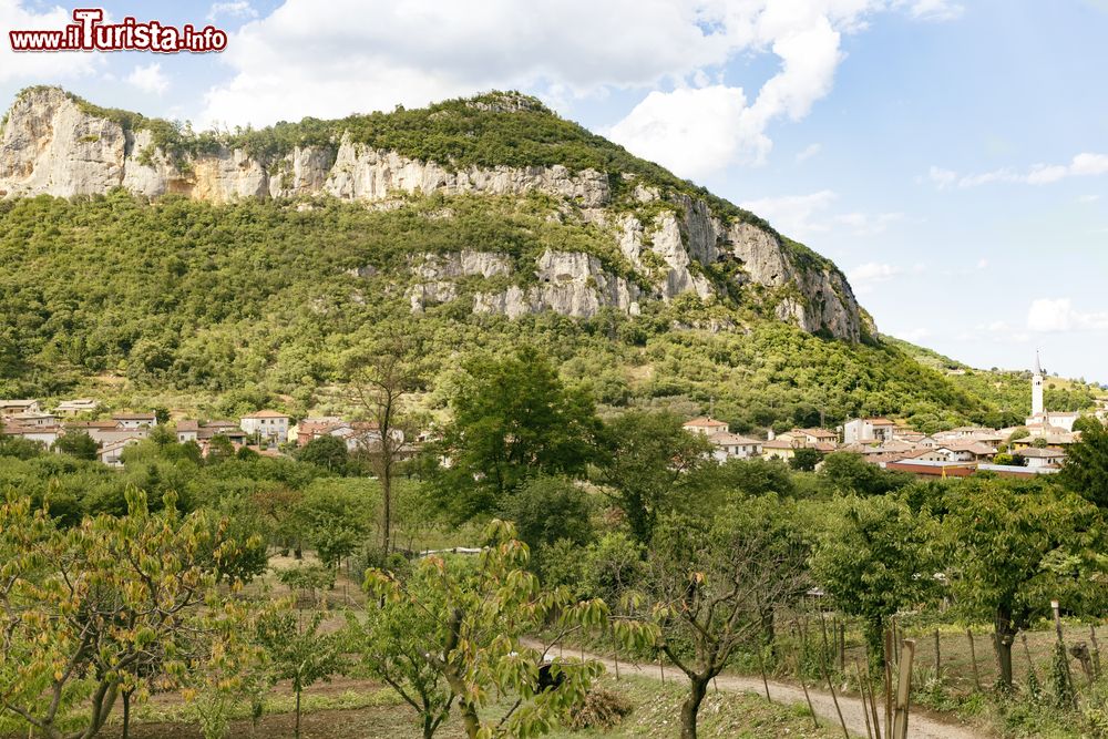 Immagine Le falesie che dominano il borgo di Lumignano di Longare in provincia di Vicenza, nel Veneto