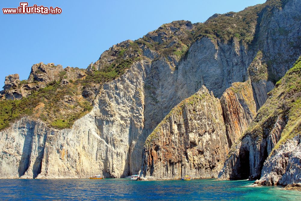 Immagine Le falesie ripide di Palmarola una delle isole che circonda Ponza nel lazio