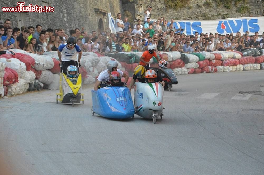 Immagine Le fasi finali della divertente Corsa dei Vaporetti di Spoleto (Umbria) - © vaporettispoleto.it/