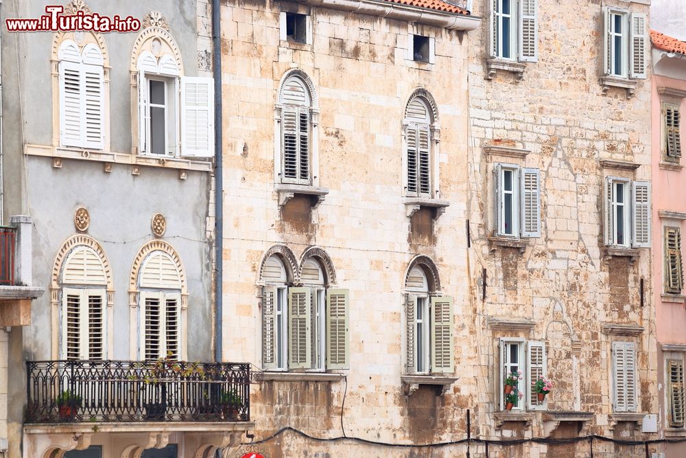 Immagine Le finestre degli antichi palazzi del centro storico di Pola, Croazia.