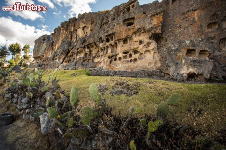 Immagine Le finestre di Otuzco vicino a Cajamarca, Perù. Un particolare della necropoli che sorge nelle immediate vicinanze della città peruviana - © Christian Vinces / Shutterstock.com