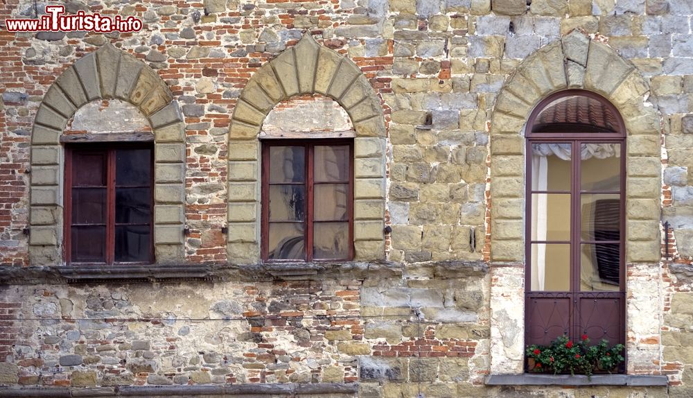 Immagine Le finestre di un edificio storico a Sansepolcro, Arezzo, Toscana. Passeggiando lungo le vie della città toscana si possono scorgere angoli suggestivi.