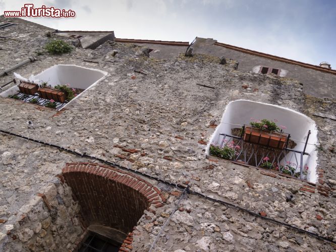 Immagine Le finestre sulla facciata di un edificio del centro storico di Capalbio, Grosseto, Toscana © Angelo Giampiccolo / Shutterstock.com