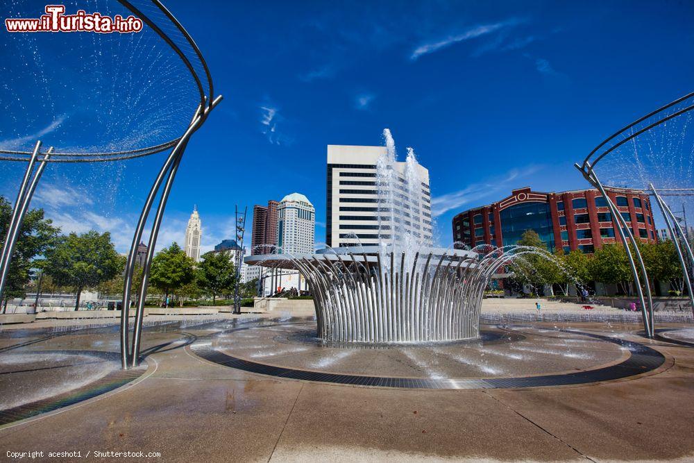 Immagine Le fontane del Parco del Bicentenale nei pressi di Scioto Mile a Columbus, Ohio, USA. Si tratta di un'oasi urbana di circa 175 ettari divenuta una delle principali attrazioni cittadine - © aceshot1 / Shutterstock.com