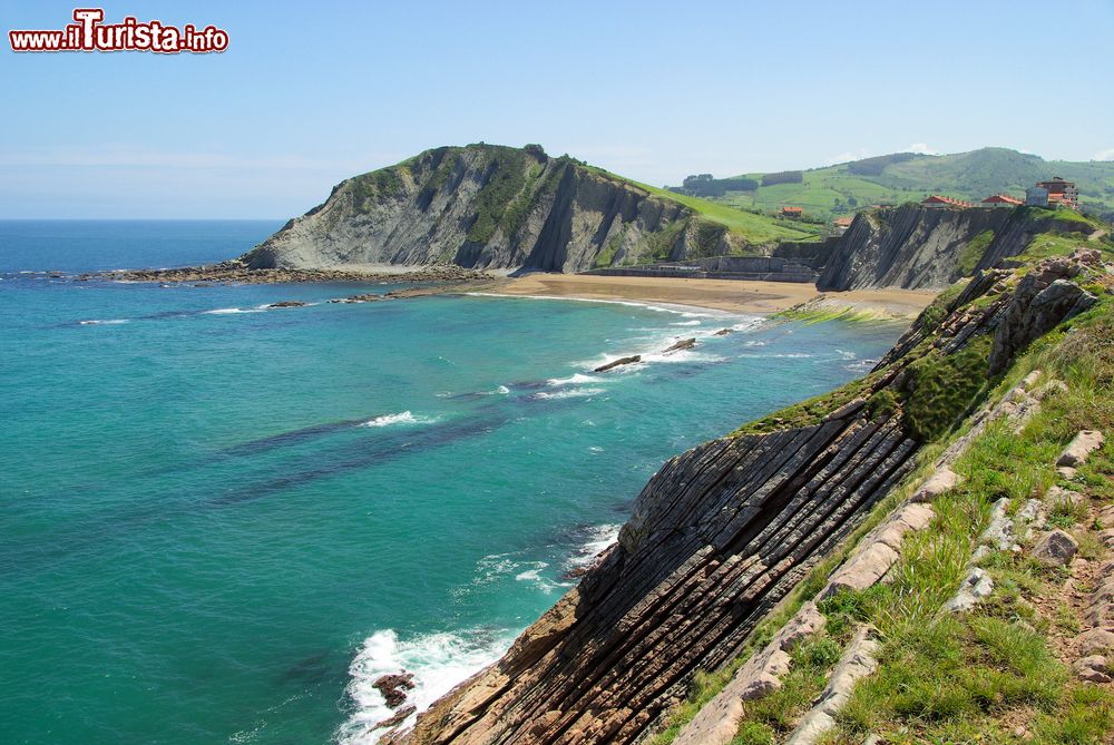 Immagine Le formazioni rocciose della costa basca a Zumaia, Spagna. Si tratta di un patrimonio naturale che vanta milioni di anni. La continua azione del mare ha eroso le rocce che si presentano a strati.