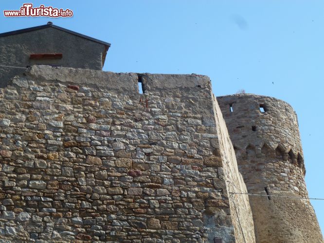 Immagine Le imponenti fortificazioni che dominano il centro storico di Giglio Castello