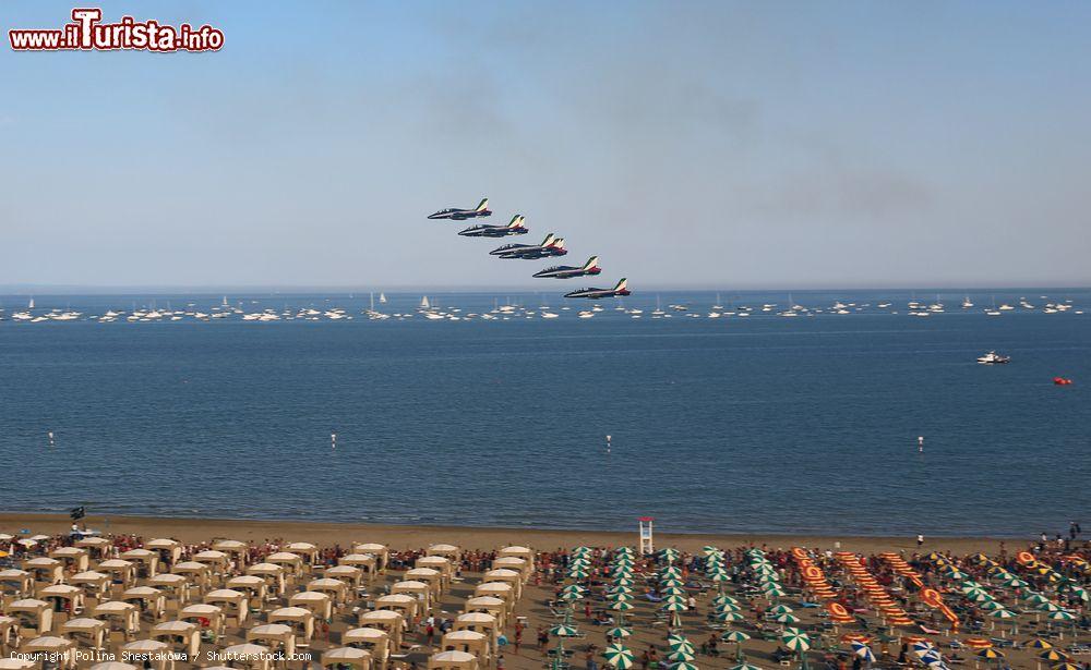 Immagine Le Frecce Tricolori sorvolano la lunga spiaggia di lignano Sabbiadoro. - © Polina Shestakova / Shutterstock.com