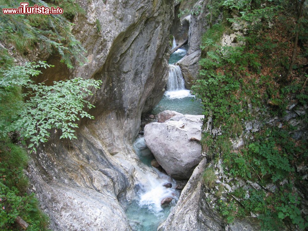 Immagine Le gole Garnitzenklamm si trovano vicino al borgo di Hermagor in Carinzia, Austria. Lunga circa 6 km, questa gola della Carinzia è ritenuta fra le più belle della regione. A farle da scenario è un aspro paesaggio montano.