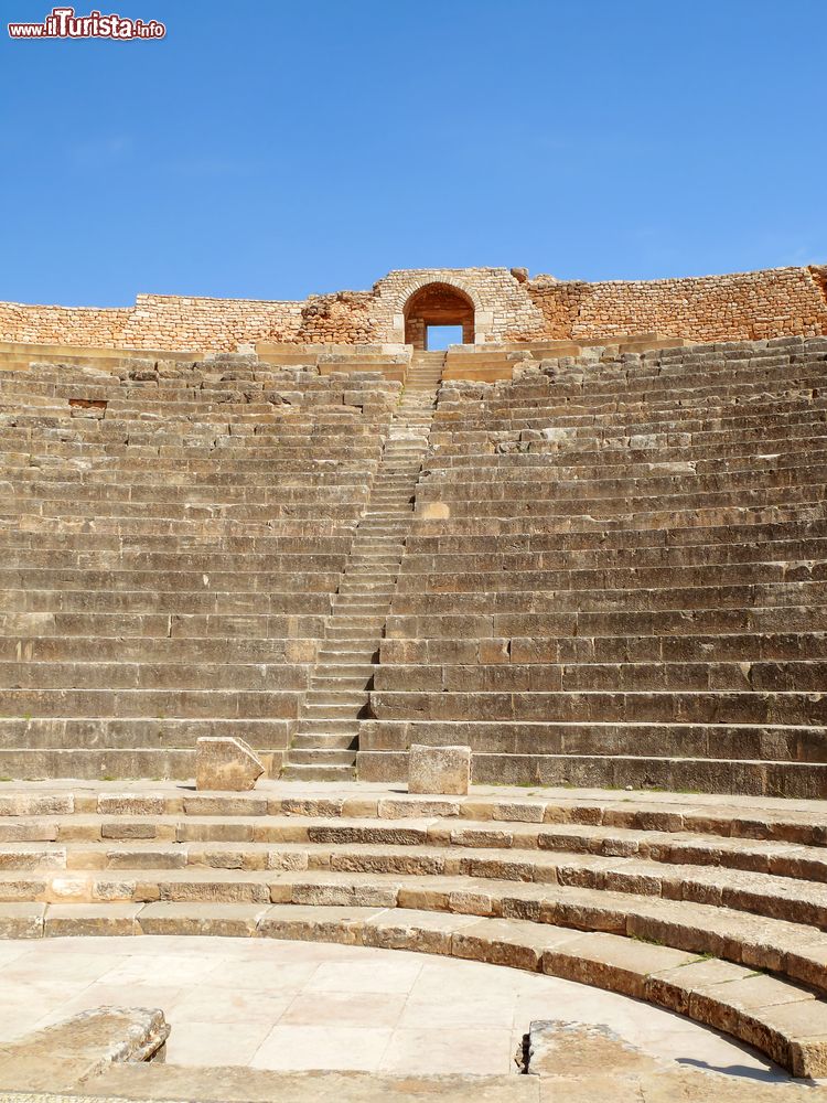 Immagine Le gradinate dell'antico teatro romano di Dougga, Tunisia.