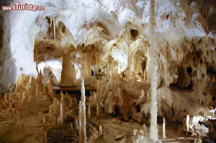 Immagine Le grotte di Frasassi l'attrazione principale di Genga nelle Marche - © Adwo / Shutterstock.com