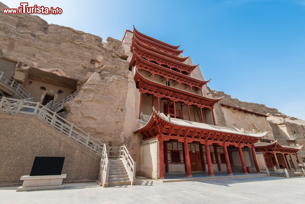 Immagine Le grotte Mogao caves a Dunhuang nella Cina centro-occidentale. - © Jef Wodniack / Shutterstock.com