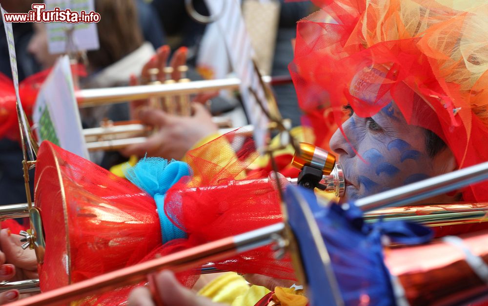 Immagine Le Guggen, le tipiche bande musicale di Strada rallegrano il Carnevale di Biasca nel Canton Ticino