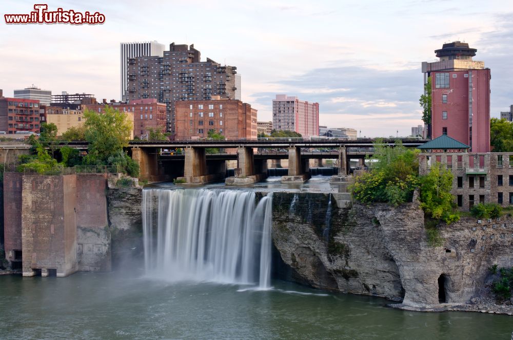 Immagine Le High Waterfalls nella città di Rochester (stato di New York) con edifici e palazzi sullo sfondo.