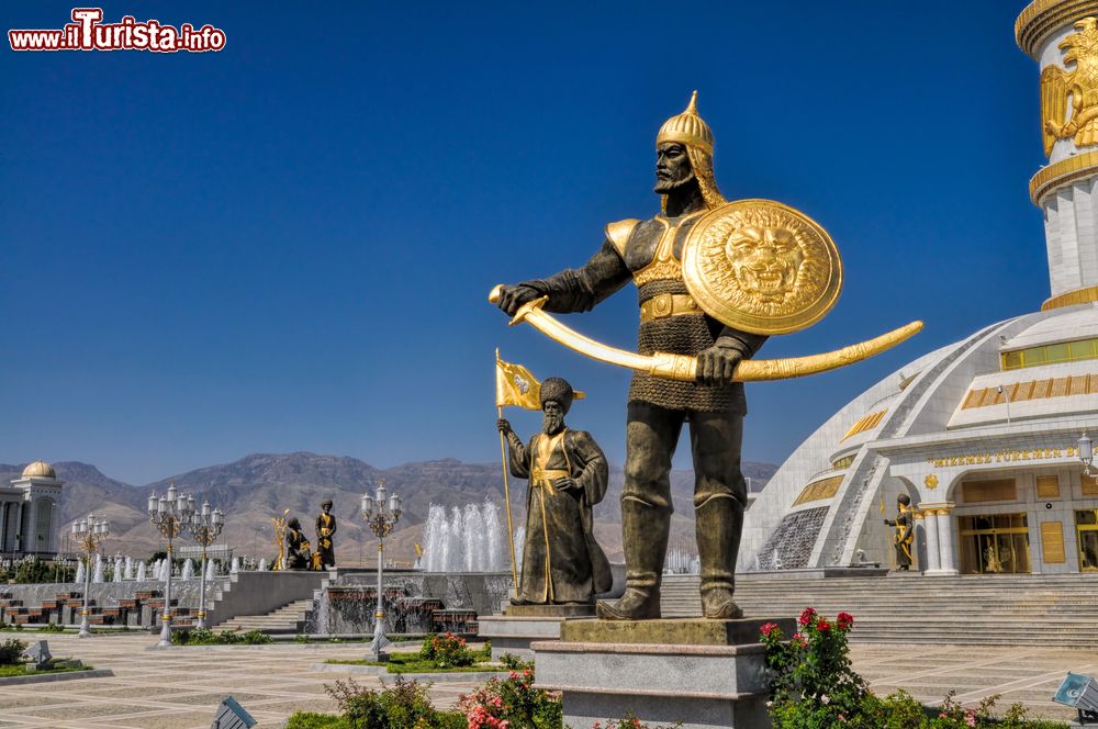 Immagine Le imponenti statue al Monumento dell'Indipendenza di Ashgabat, Turkmenistan.