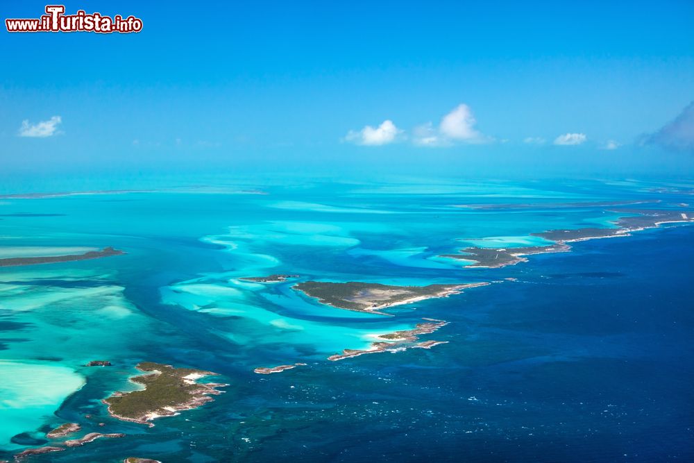 Immagine Le isole coralline dell'arcipelago delle Bahamas fotografate durante un volo aereo, America Centrale. Sorvolare questi luoghi da sogno è un'esperienza entusiasmante.