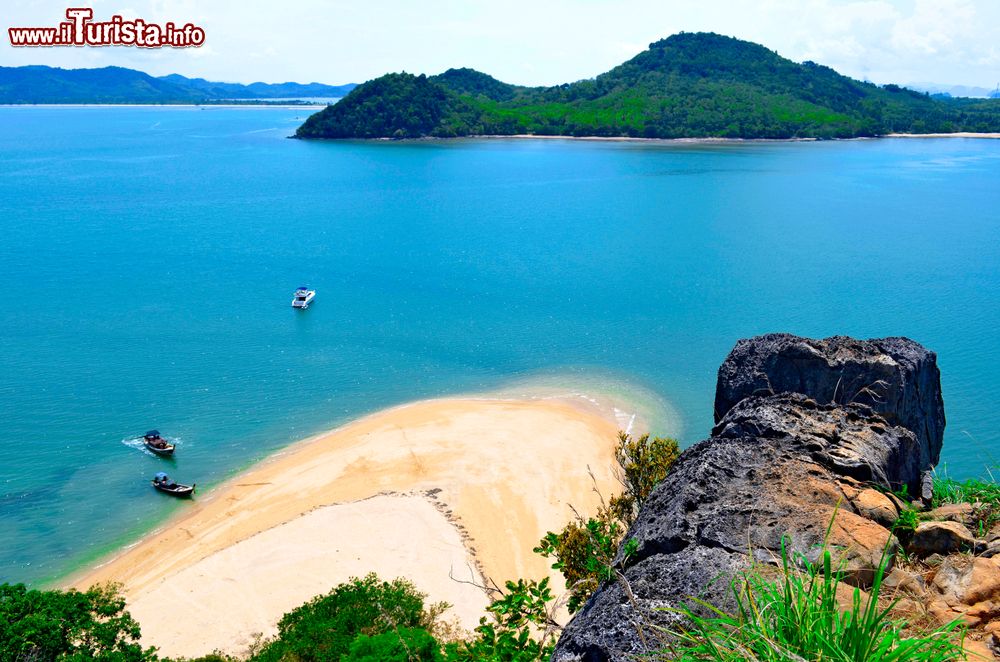 Immagine Le isole di Koh Yao Yai e Koh Yao Noi viste da Koh Nok, Mare delle Andamane, Phang Nga Bay, Thailandia. Questo mare fa parte dell'Oceano Indiano.