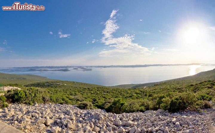 Immagine Le isole Kornati in lontananza fotografate dalla vetta più alta dell'isola di Pasman in Croazia