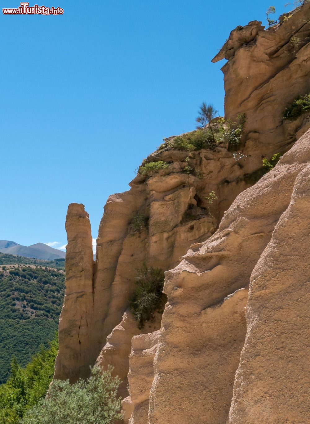 Immagine Le Lame Rosse di Fiastra sui monti Sibiliini nelle Marche