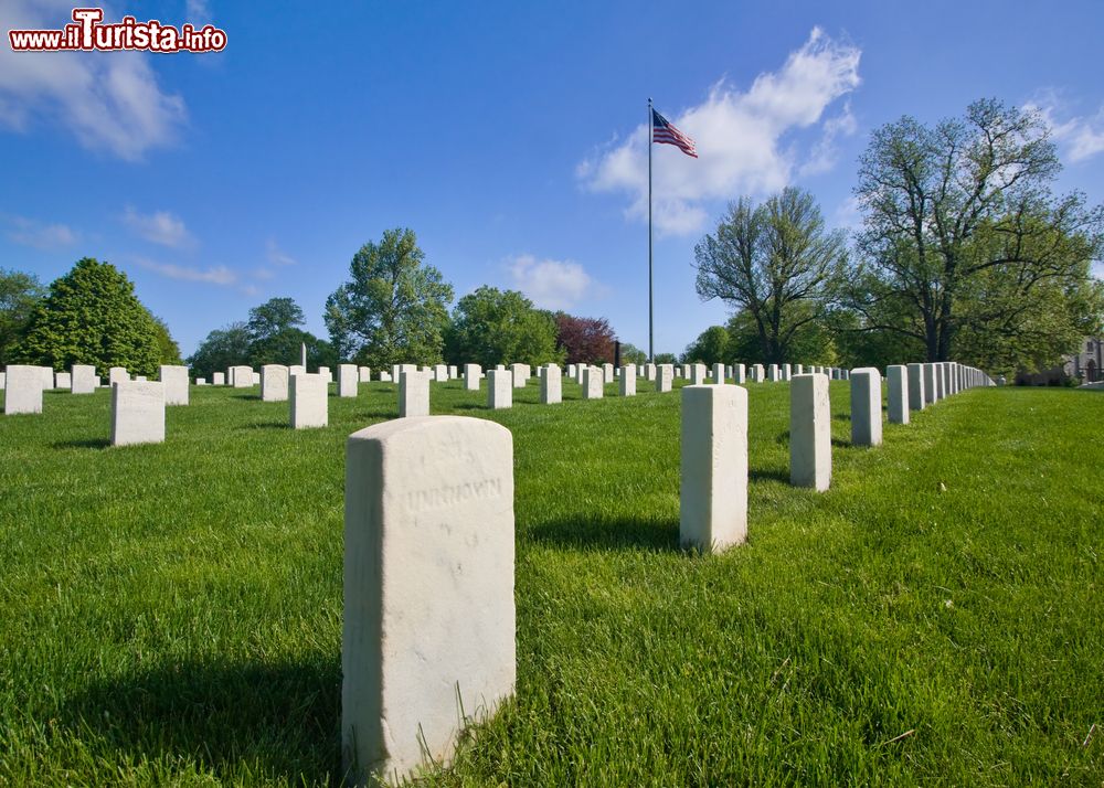 Immagine Le lapidi al War Memorial del Crown Hill Cemetery di Indianapolis, Indiana.