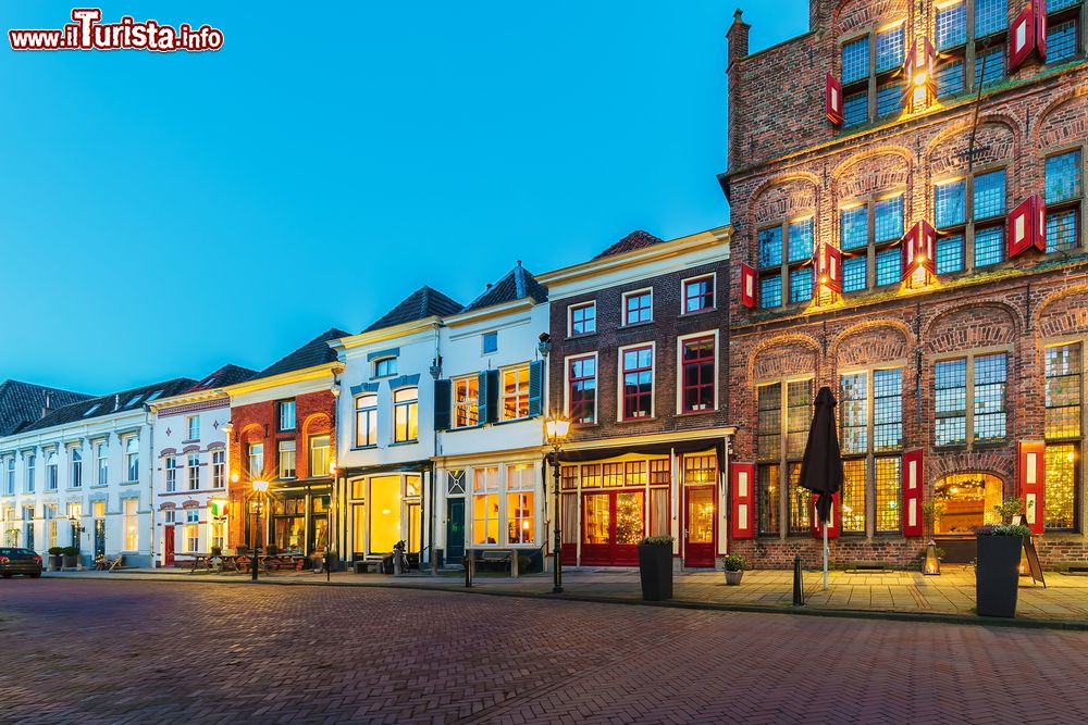 Immagine Le luci dei ristoranti rischiarano una delle strade centrali di Doesburg durante il tramonto, Olanda.