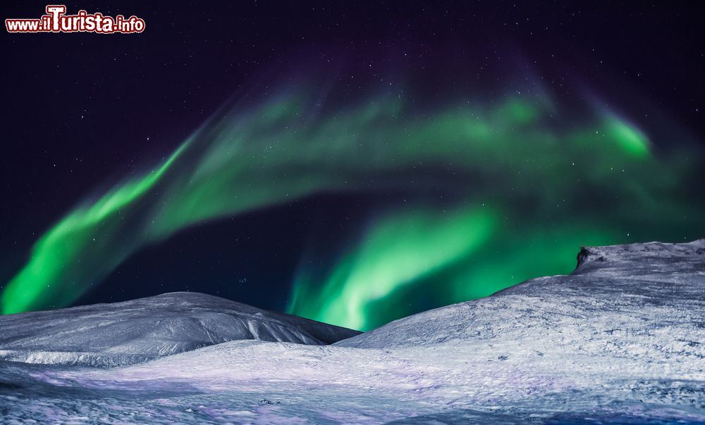Immagine Le luci dell'autora boreale nel cielo norvegese delle Svalbard. Siamo fra le montagne della città di  Longyearbyen.