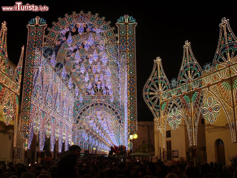 Immagine Le luminarie della festa patronale di Diso nel Salento (Puglia) - © Florixc, CC BY-SA 3.0, Wikipedia