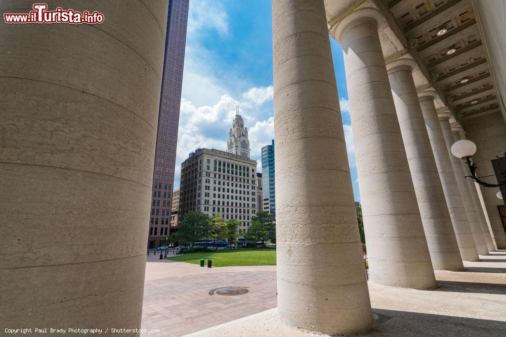 Immagine Le maestose colonne dell'Ohio Capital Building in Capitol Square a Columbus, Ohio - © Paul Brady Photography / Shutterstock.com