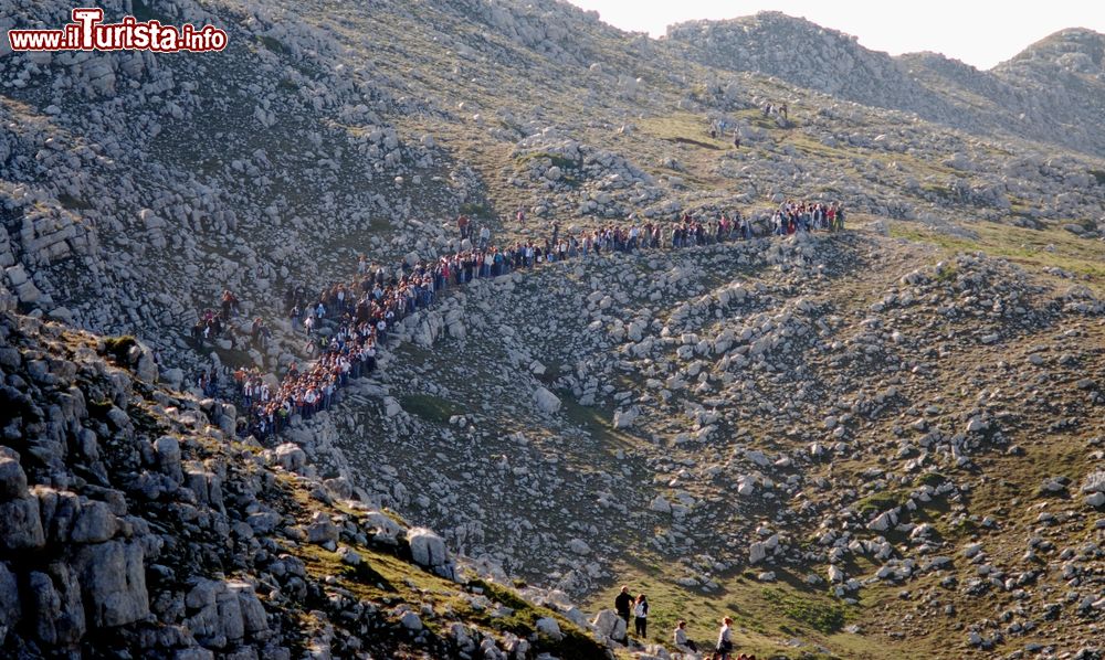 Immagine Le montagne calcaree del CIlento, Monte Cervati: i fedeli in processione con la Madonna della Neve il 5 luglio