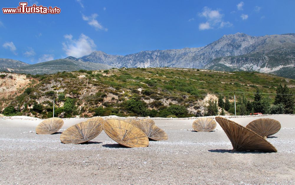 Immagine Le montagne che circondano Dhermi e una delle sue grandi spiagge in Albania