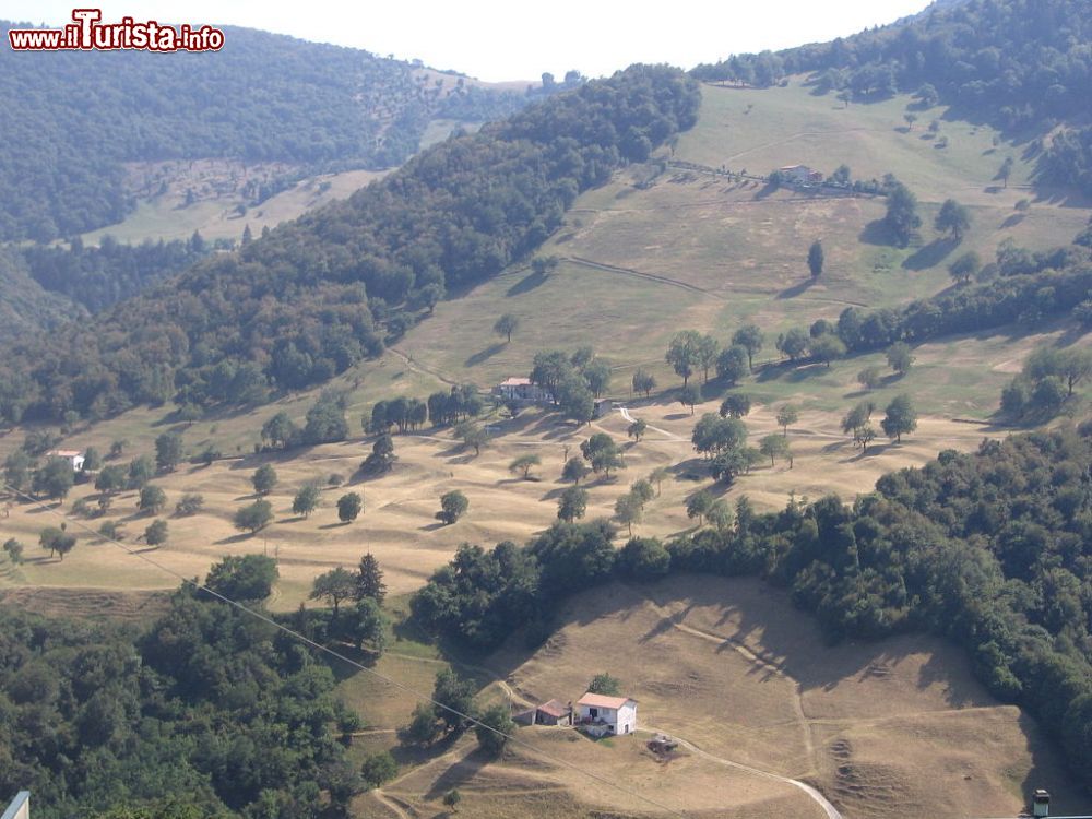 Immagine Le montagne che circondano il villaggio di Vigolo in Lombardia  - © I, Ago76, CC BY-SA 3.0, Wikipedia