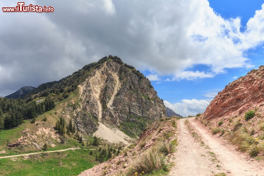Immagine Le montagne colorate nei dintorni di Cammarata in Sicilia.