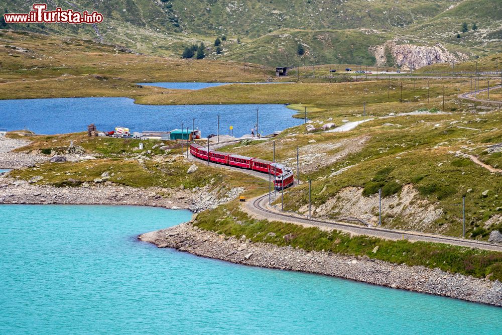 Immagine Le montagne del Bernina con il famoso treno rosso, Svizzera.