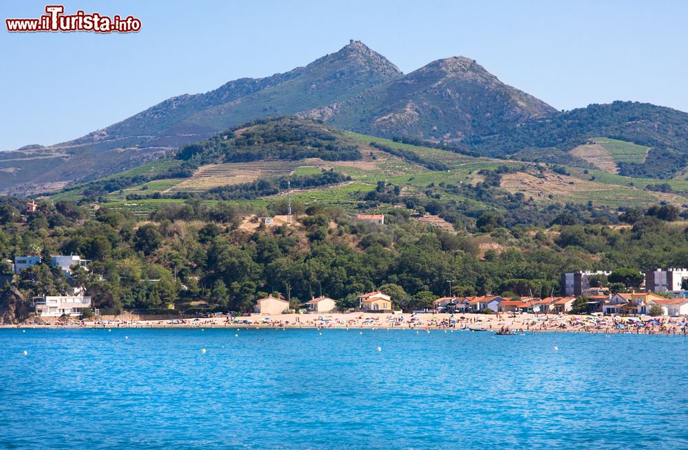 Immagine Le montagne del sud della Francia incombono sulla costa di Argeles-sur-Mer, quasi al confine con la Spagna