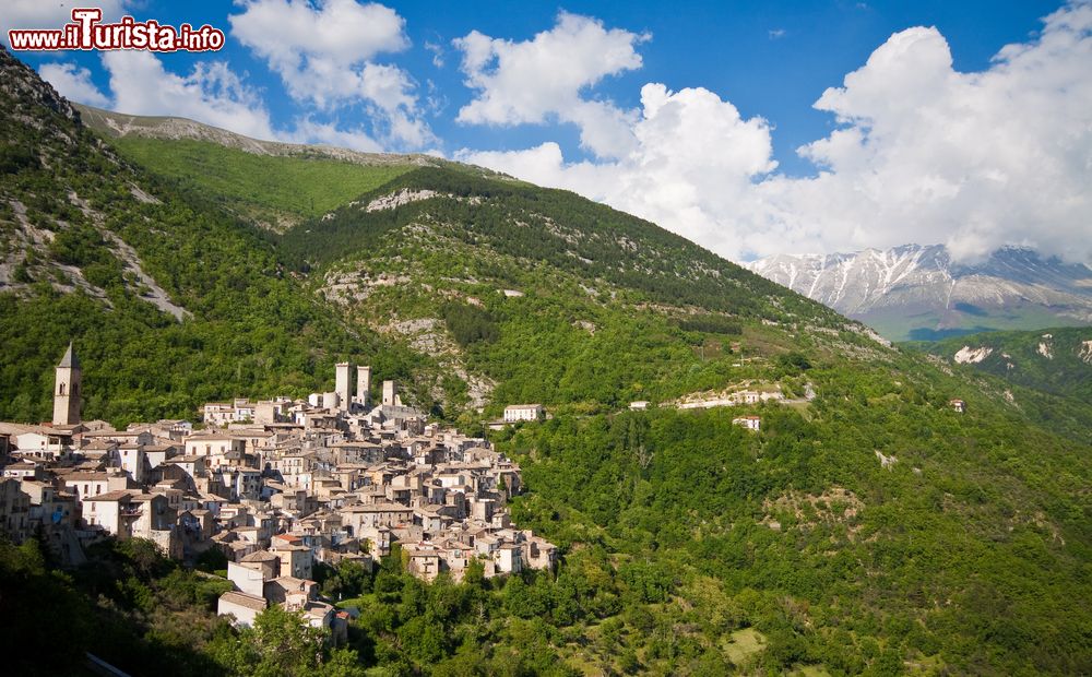 Immagine Le montagne dell'Abruzzo e il borgo di Pacentro