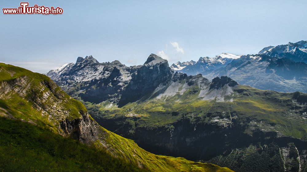 Immagine Le montagne di Hasliberg, Svizzera. Questa meta turistica è fra le più rinomate della Svizzera ed è frequentata da numerosi visitatori soprattutto nei mesi invernali.
