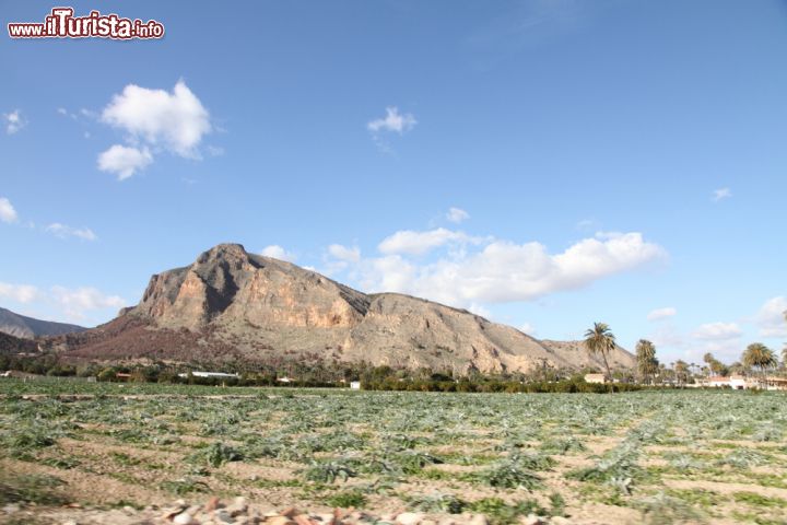 Immagine Le montagne di Orihuela, Spagna. Situato sulle sponde del rio Segura, alle pendici di una brulla montagna rocciosa, Orihuela vanta un centro storico decisamente interessante: questa località merita infatti una deviazione per ammirare i suoi edifici gotici, rinascimentali e barocchi