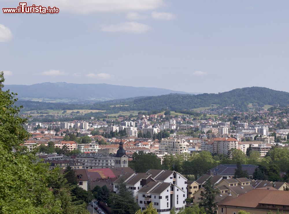 Immagine Le montagne e il lago della piccola città di Annecy, Francia, in estate. Visti dall'alto sono la perfetta cornice di questa graziosa e autentica cittadina dell'Alta Savoia.