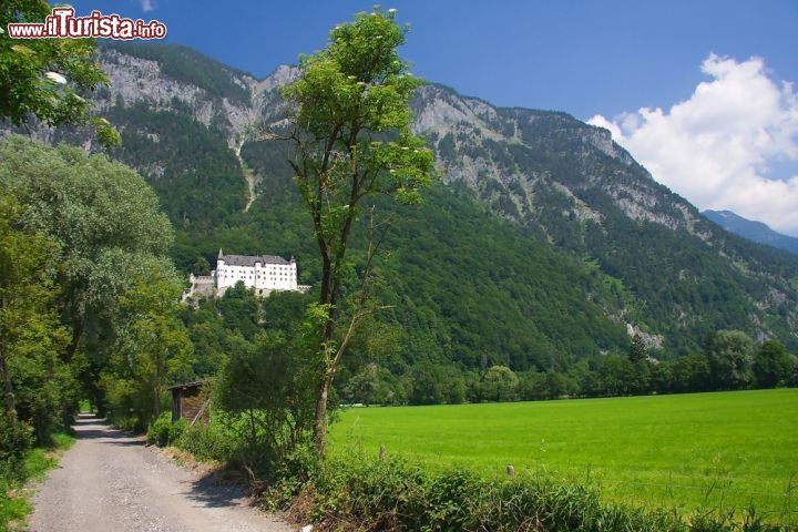 Immagine Le verdi montagne di Jenbach in una calda giornata di sole e, in lontananza, il Castello di Tratzberg - il Castello di Tratzberg, arroccato su una montagna nei pressi di Jenbach, rende questo bellissimo paesaggio alpino, se possibile, ancora più affascinante. All'interno di questo antico maniero perfettamente conservato, si può ammirare, tra le altre cose, una bellissima parete decorata con un dipinto raffigurante l'albero genealogico degli Asburgo.  - © Olaf Ludwig / Shutterstock.com