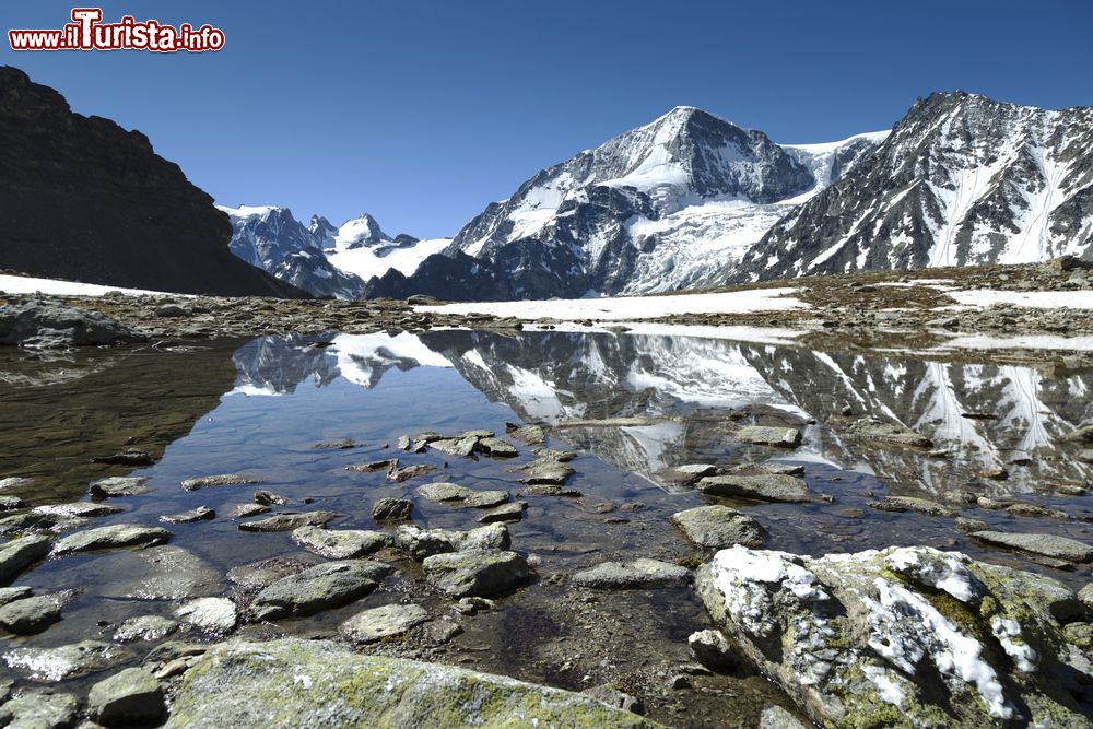 Immagine Le montagne nei pressi di Arolla riflesse in un lago, Svizzera.