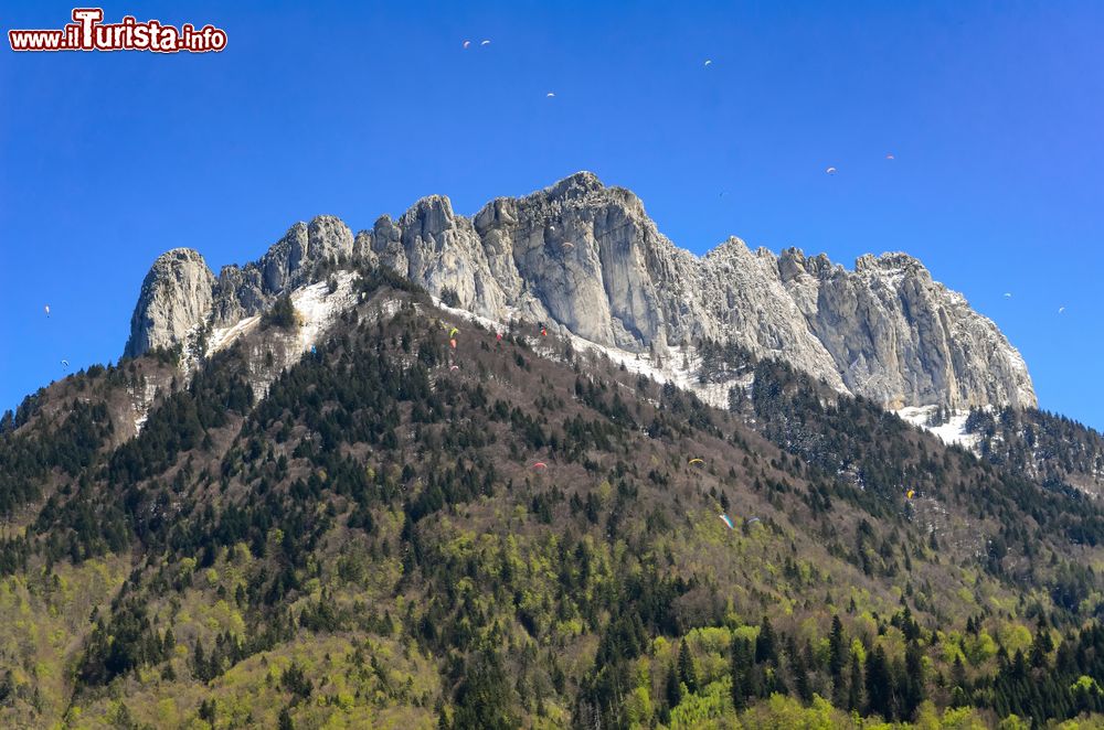 Immagine Le montagne spettacolari che circondano il lago di Annecy e il borgo di Menthon-Saint-Bernard in Francia