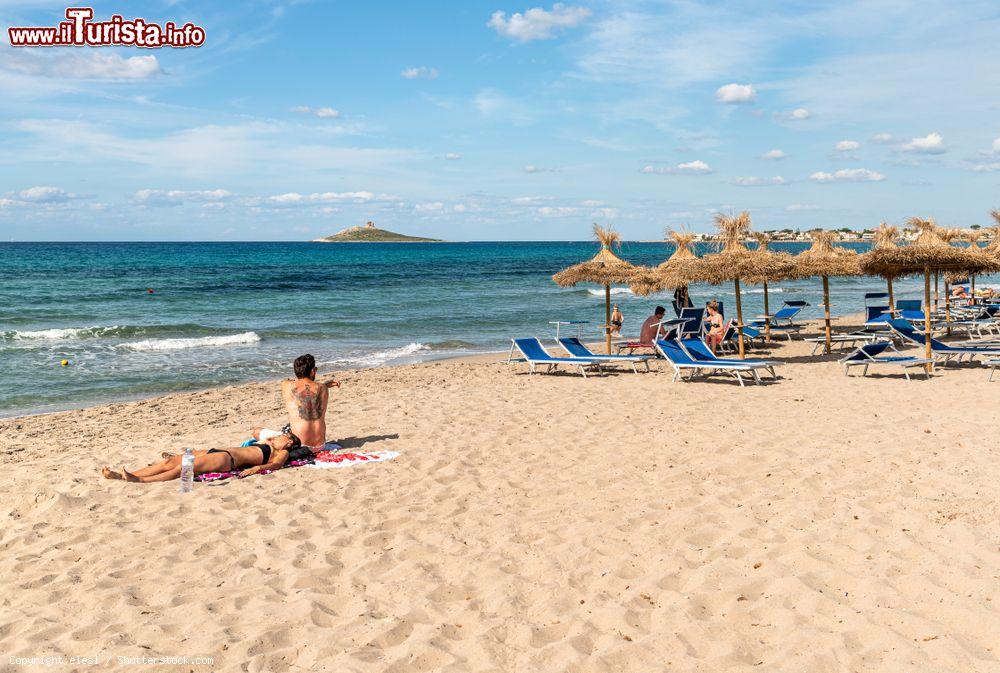 Immagine Le morbide sabbie di Isola delle Femmine, dalla spiaggia si osserva l'isolotto che da il nome alla località - © elesi / Shutterstock.com