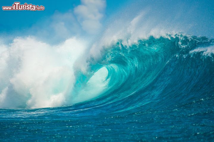 Immagine Le Morne Brabant: la patria del surf made in Mauritius - la penisola di Le Morne Brabant è, insieme a Tamarin Bay, la location mauriziana prediletta dai surfisti. Grazie ai costanti venti che soffiano sulla penisola infatti, le onde sono sempre garantite e dagli hotspot della laguna interna, per coloro che sono alle prime armi, a Manawa e Big Eye, per i veri esperti, le possibilità non mancano davvero.  - © Kirill Umrikhin / Shutterstock.com