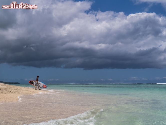 Immagine Le Morne Brabant: paradiso del surf - nulla ferma i surfisti di Mauritius, meta adorata per questo sport come poche altre al mondo. Questa splendida isola è infatti una delle principali mete, situate nell'oceano indiano, prescelte dai surfisti, che si recano soprattutto nel sud dell'isola e nel sud-ovest, nella penisola di Le Morne Brabant, particolarmente apprezzata per il suo carattere fortemente ventoso.  - © Mizzick / Shutterstock.com