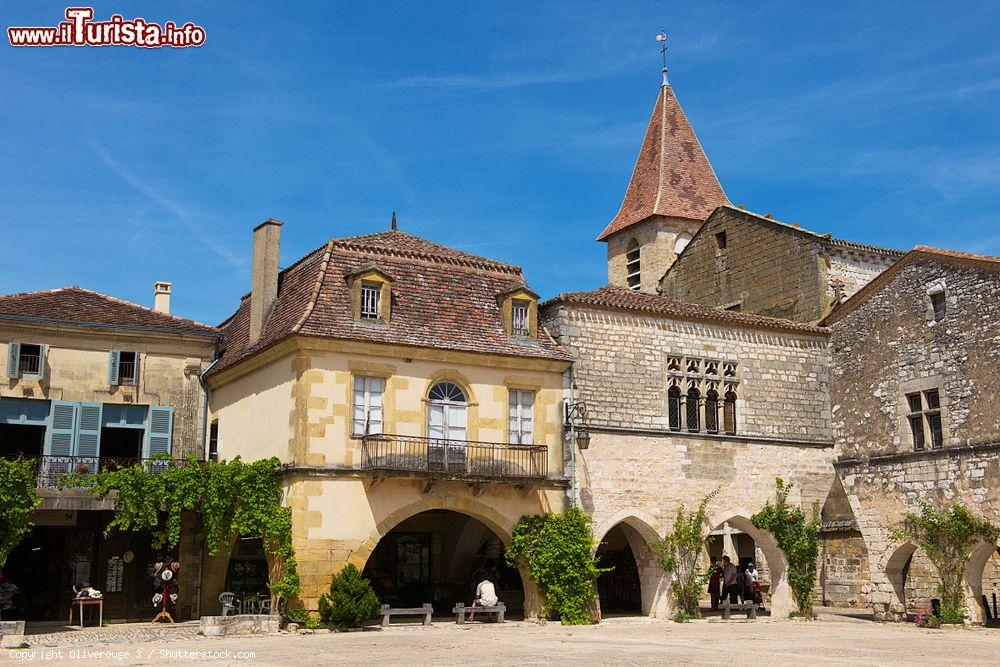 Immagine Le mura ben conservate del villaggio medievale di Monpazier, Francia: questa cittadina fu fondata nel 1284 da Edoardo I° d'Inghilterra - © Oliverouge 3 / Shutterstock.com